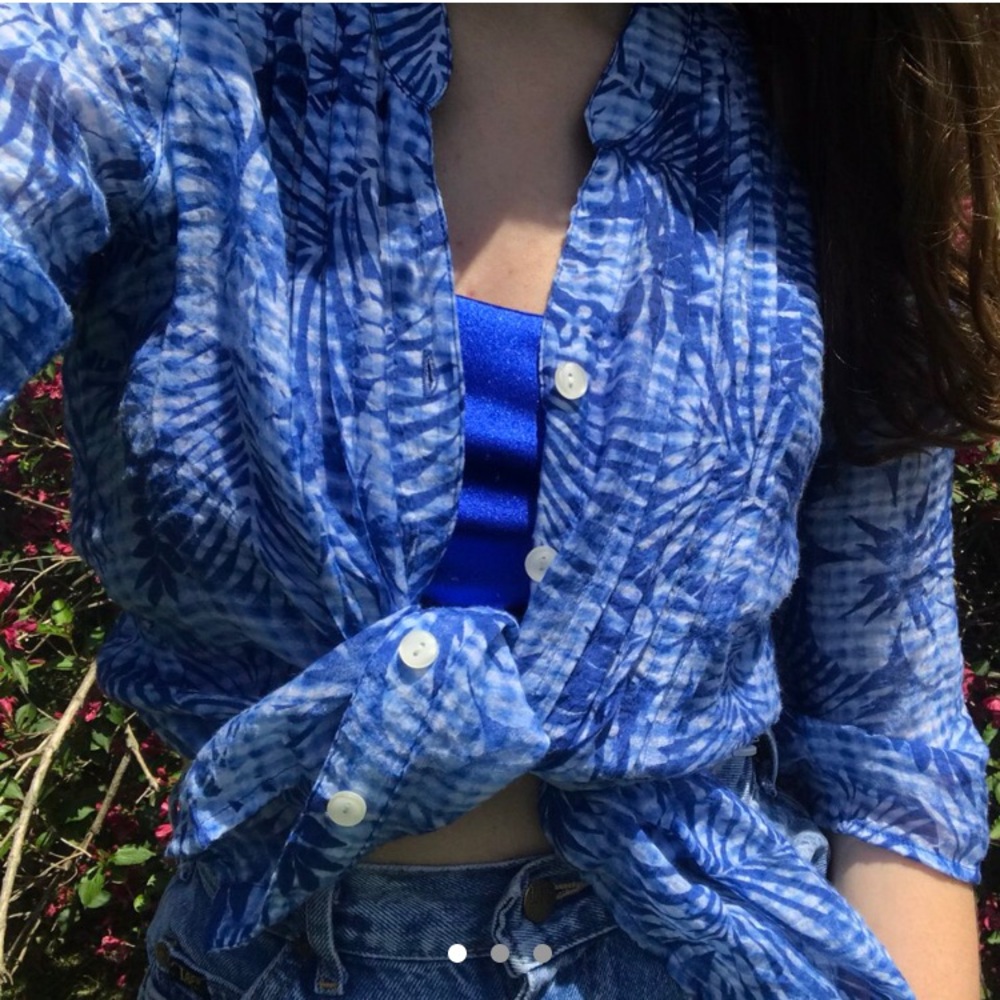 3/$12 🦋 blue floral button up top